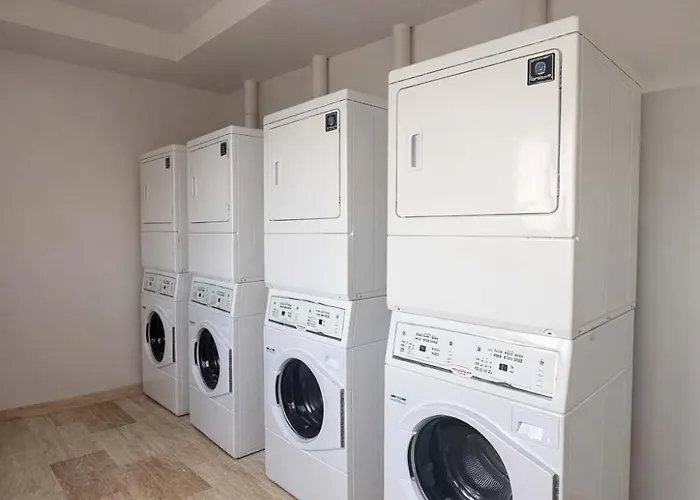 One-bedroom Near And 5th *